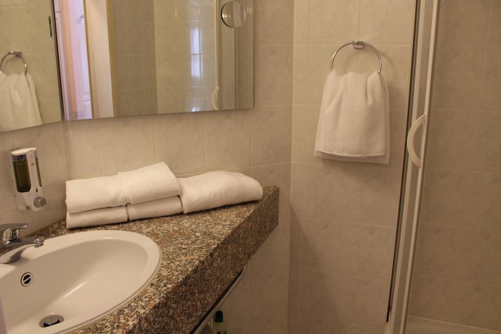 Hotel Alter Weissbraeu Бад-Бирнбах Номер фото